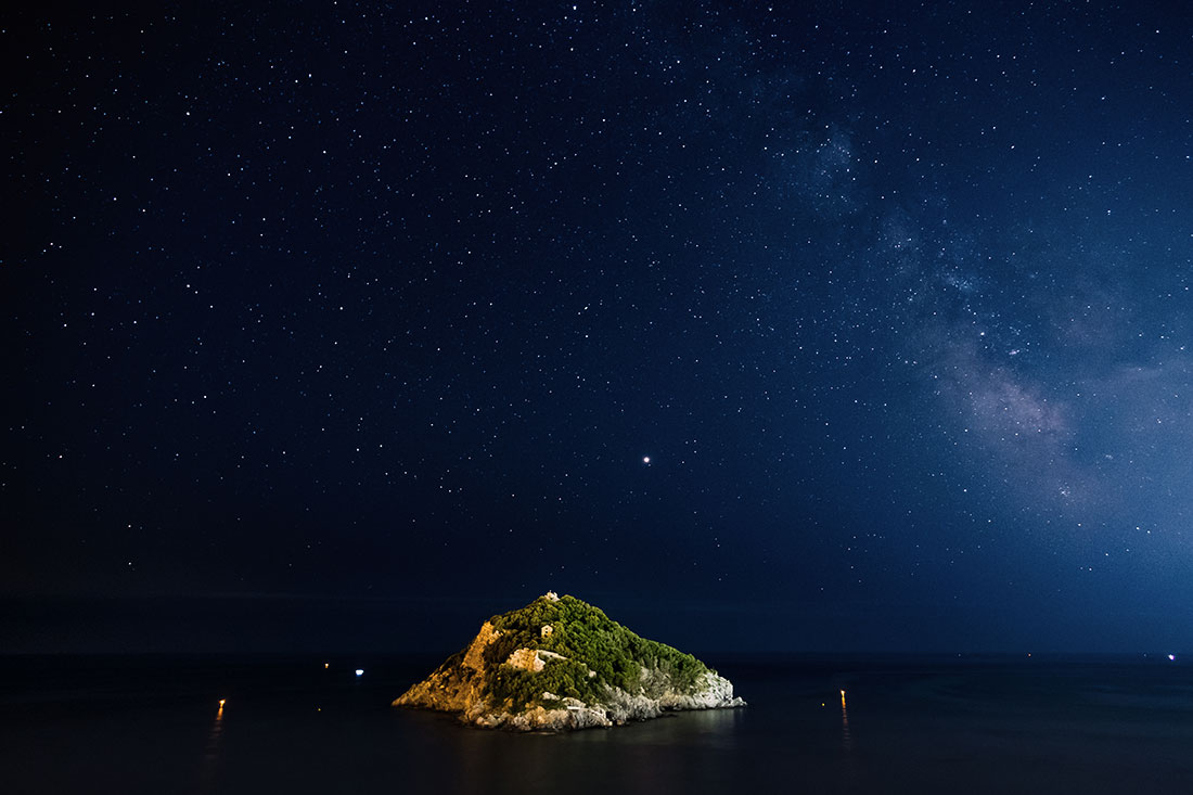 L'isola di Bergeggi e la Via Lattea by Tiziano L. U. Caviglia