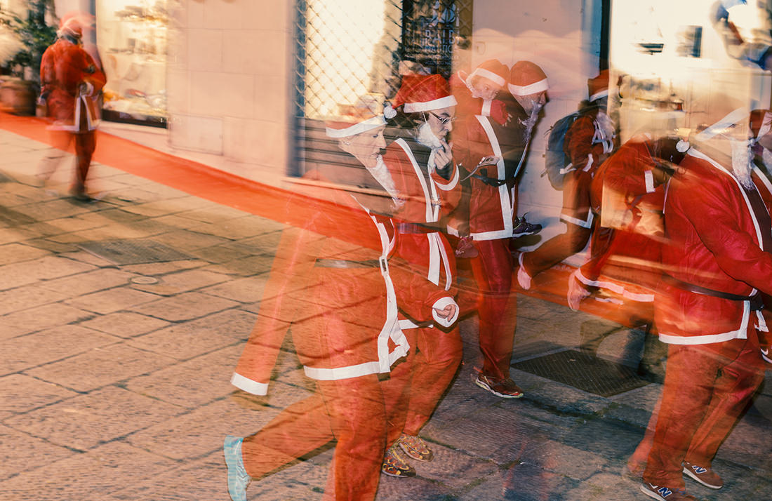 La Corsa dei Babbi Natale 2016 a Savona by Tiziano L. U. Caviglia