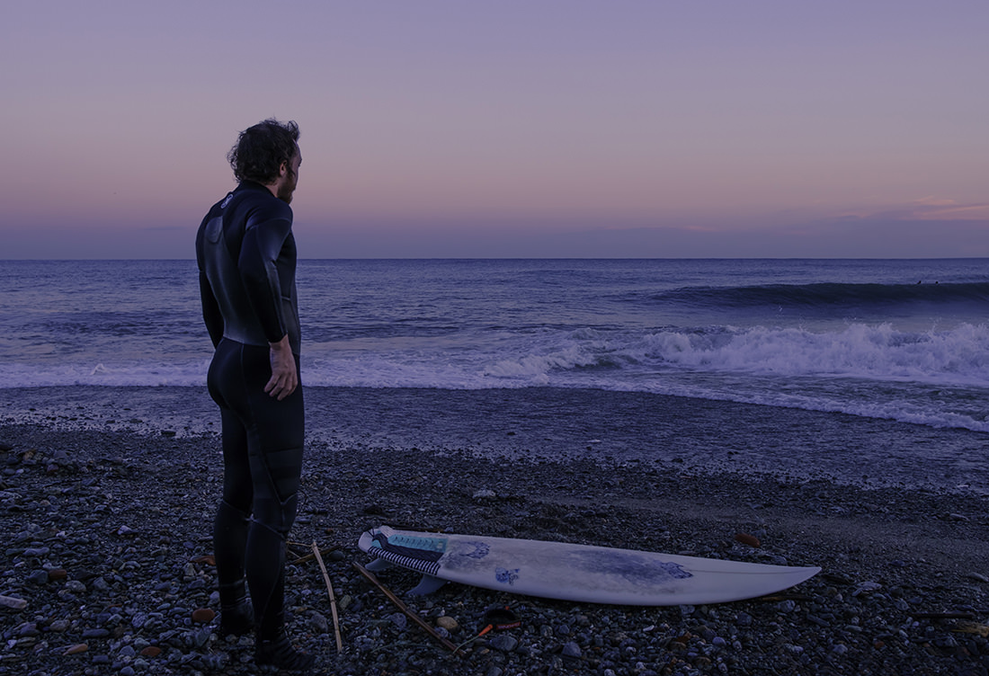 Surfer sulla spiaggia al crepuscolo by Tiziano L. U. Caviglia